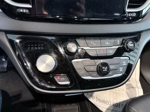 Used 2025 Chrysler Voyager LX image 12