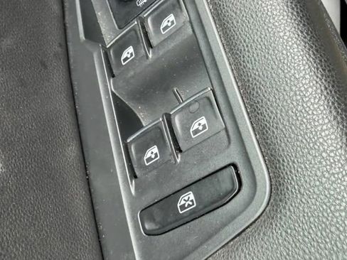 Used 2018 Volkswagen Tiguan SE w/ Panoramic Sunroof Package image 24