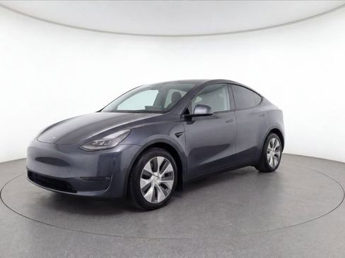 Used 2024 Tesla Model Y 2WD image 3