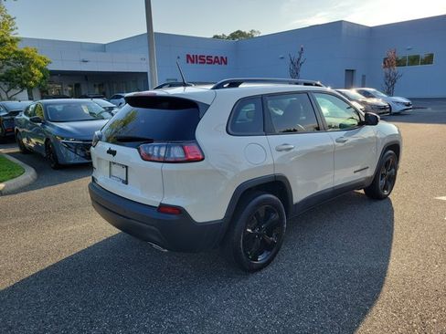 Used 2019 Jeep Cherokee Latitude Plus AWD/4WD image 2