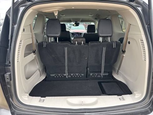 Used 2022 Chrysler Pacifica Touring-L FWD image 21