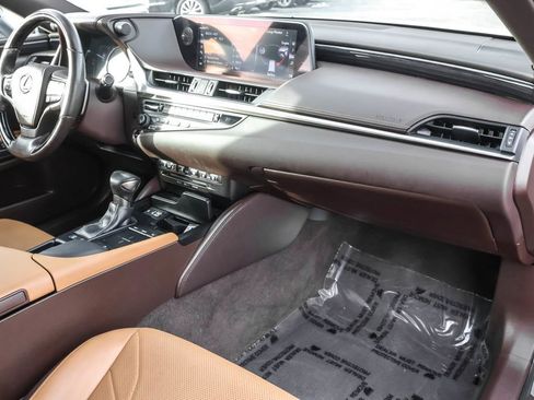 Used 2020 Lexus ES 300h w/ Luxury Package image 35