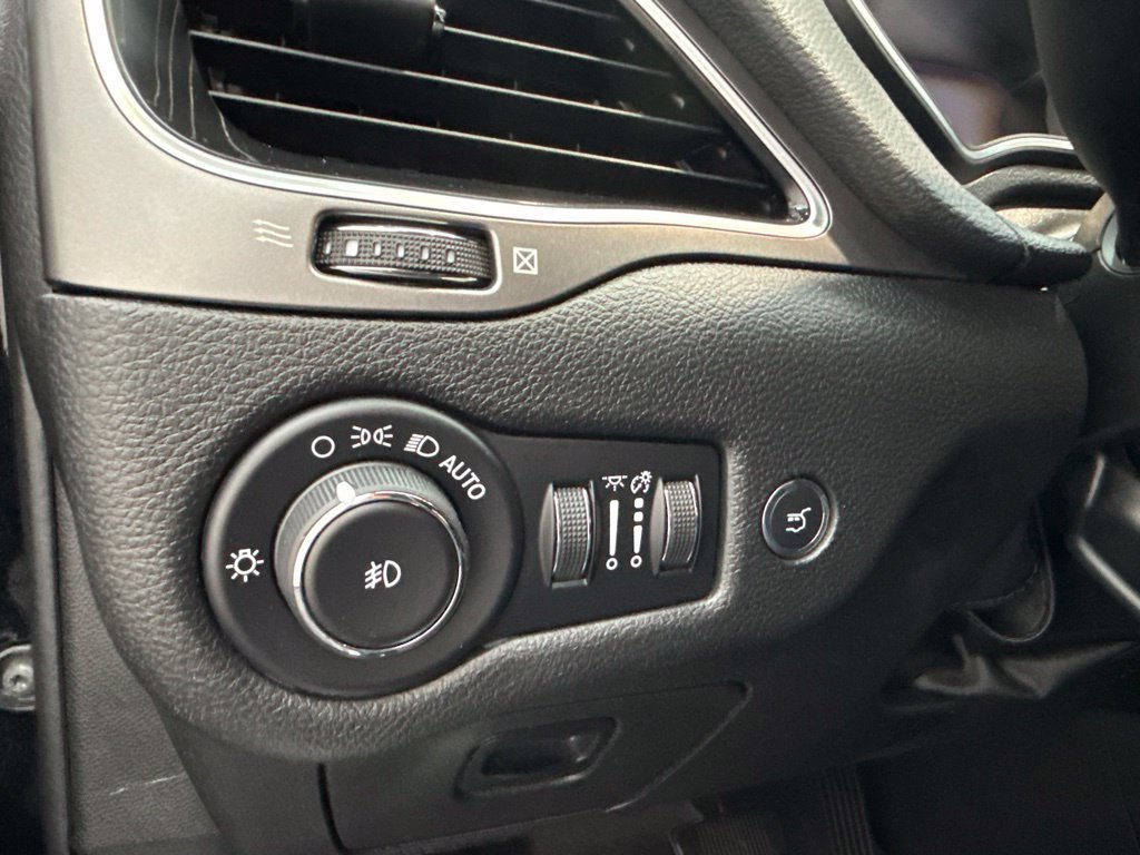 Used 2019 Jeep Cherokee Limited AWD/4WD image 17