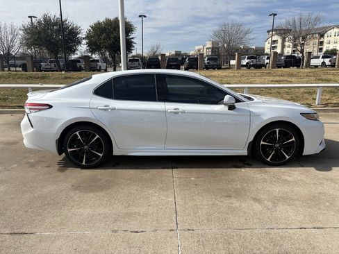 Used 2018 Toyota Camry XSE image 3