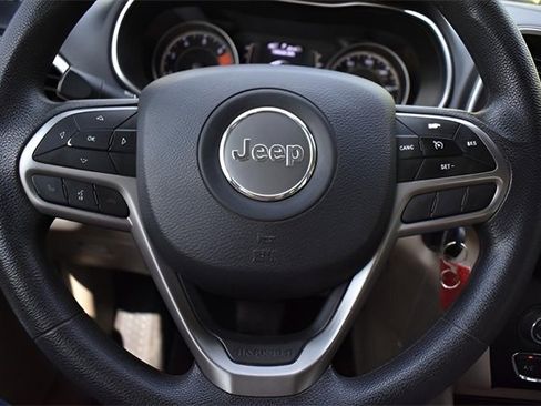 Used 2019 Jeep Cherokee Latitude w/ Popular Appearance Group image 20