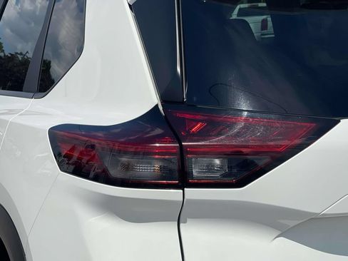 Used 2024 Nissan Rogue S AWD/4WD image 13
