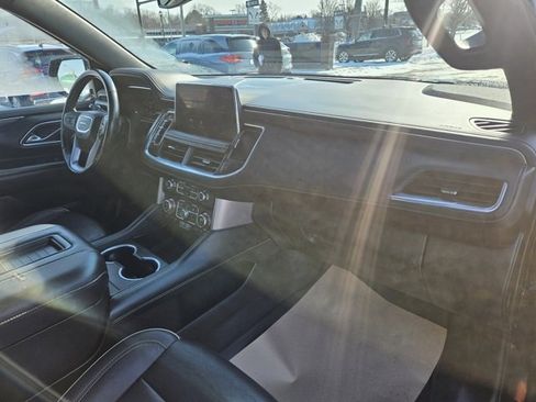 Used 2022 GMC Yukon XL SLT w/ SLT Premium Package image 11