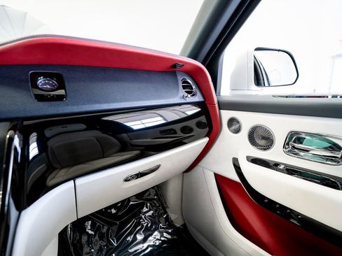 Used 2021 Rolls-Royce Cullinan Black Badge image 53