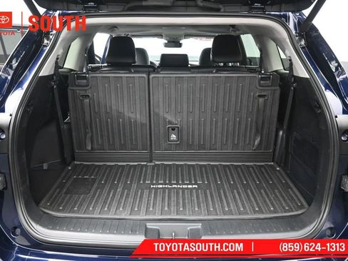 Used 2024 Toyota Highlander XLE AWD/4WD image 32