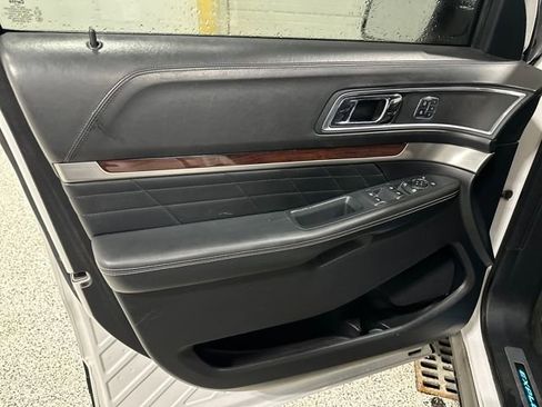 Used 2018 Ford Explorer Platinum image 4