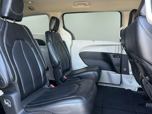 Used 2023 Chrysler Pacifica Touring-L FWD image 17