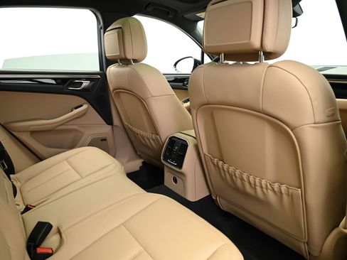 Used 2025 Porsche Macan image 23