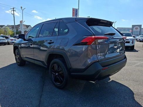 Used 2022 Toyota RAV4 LE FWD image 4