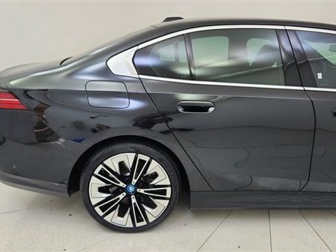 Used 2024 BMW i5 eDrive40i w/ Premium Package image 12