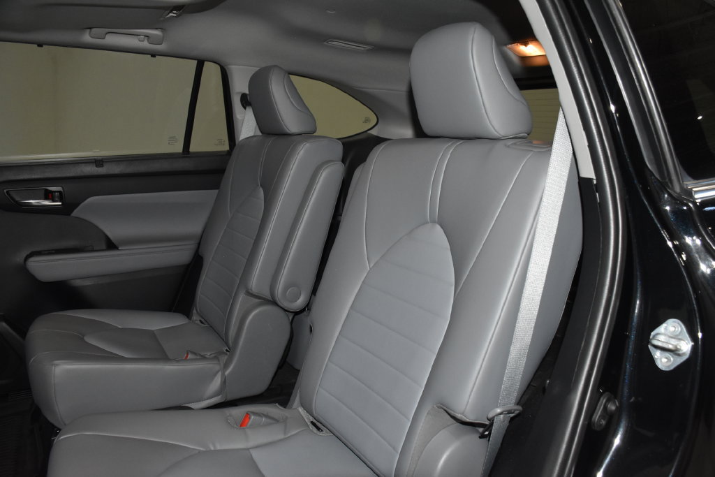 Used 2021 Toyota Highlander XLE AWD/4WD image 32
