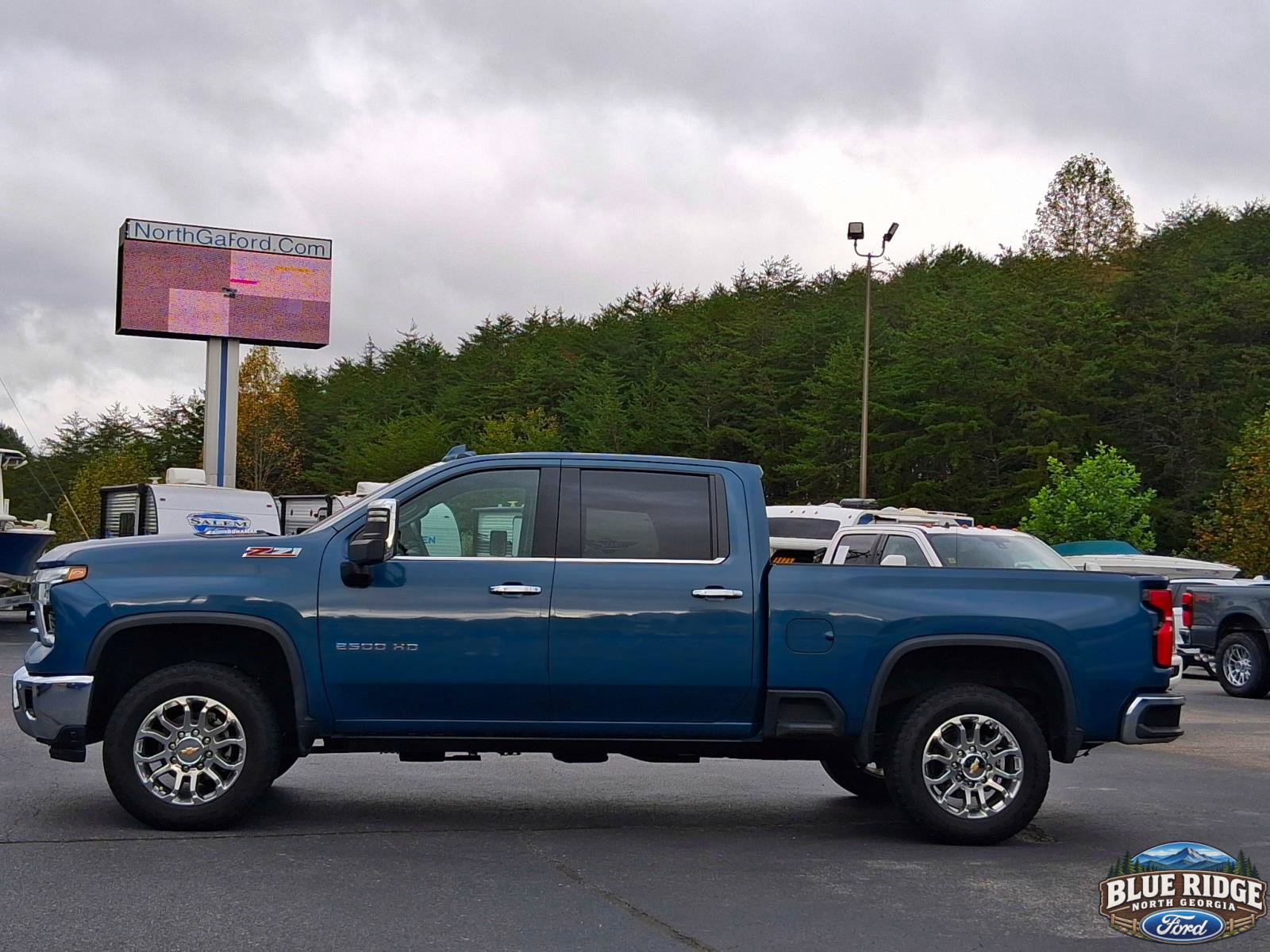 Used 2024 Chevrolet Silverado 2500 LTZ w/ LTZ Premium Package AWD/4WD image 2