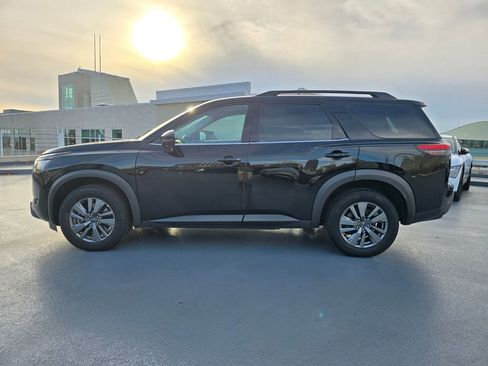 Used 2024 Nissan Pathfinder SV image 2