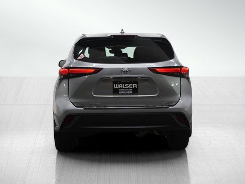 Used 2023 Toyota Highlander XLE image 4