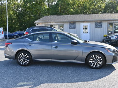 Used 2024 Nissan Altima 2.5 SV image 12