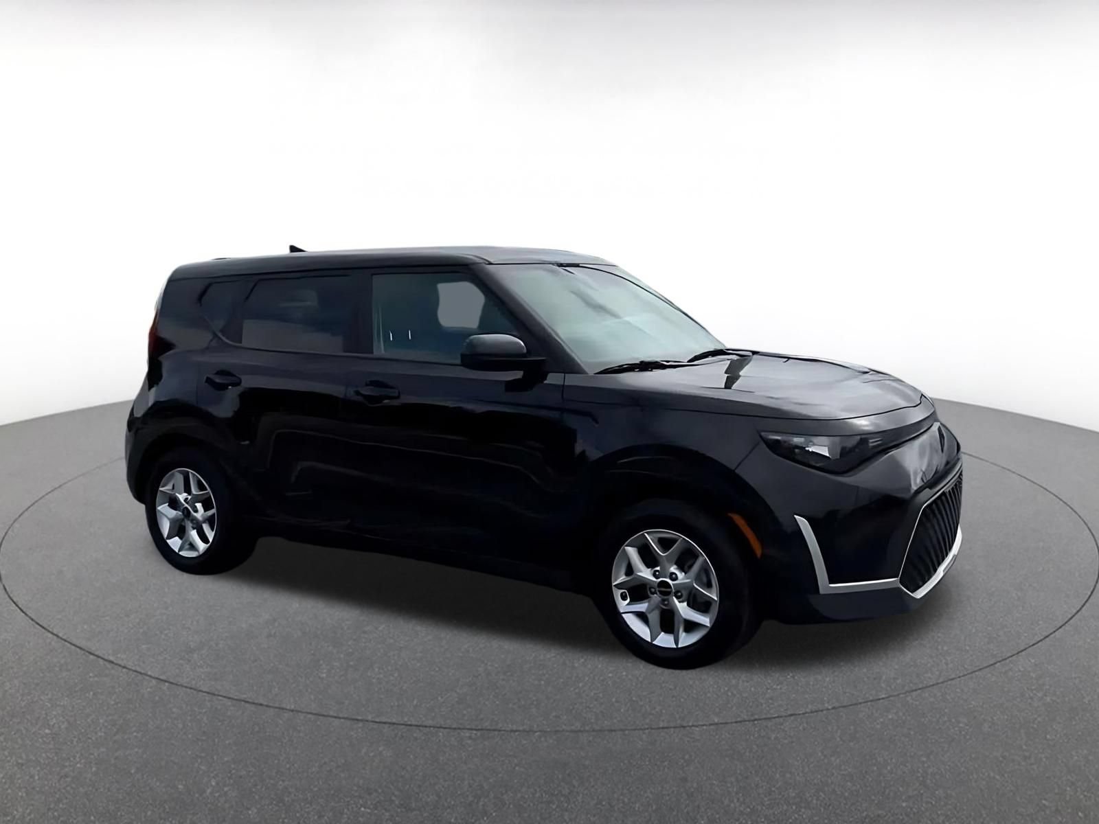 Used 2025 Kia Soul LX w/ LX Technology Package FWD image 2