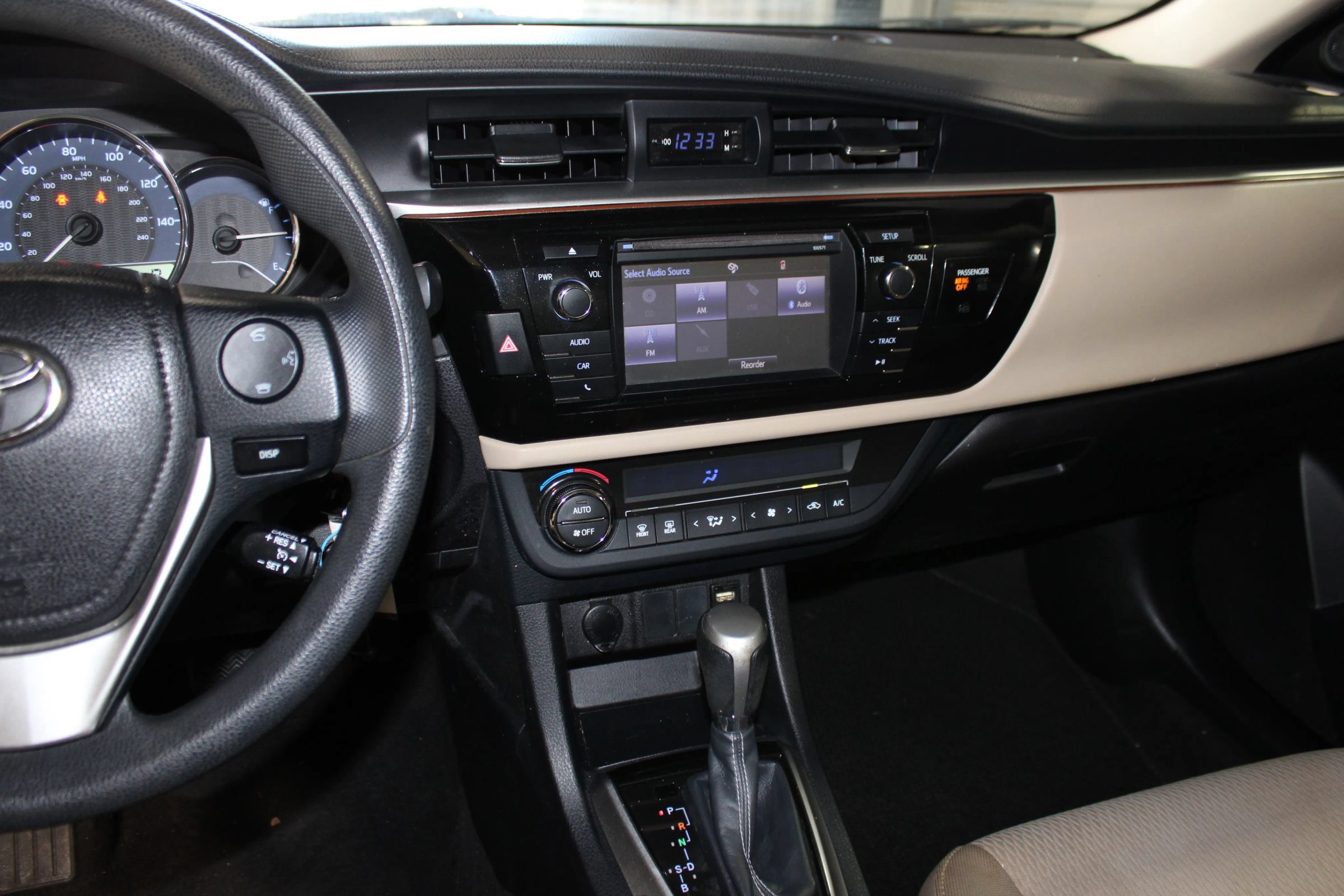 Used 2016 Toyota Corolla LE FWD image 12