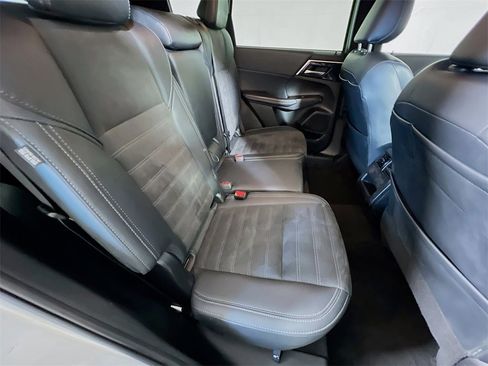 Used 2024 Mitsubishi Outlander SE image 25