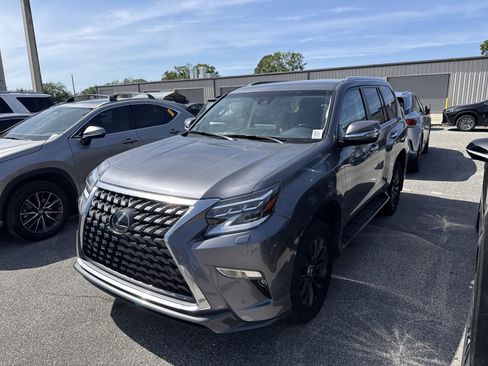 Used 2023 Lexus GX 460 Premium w/ Accessory Package image 4