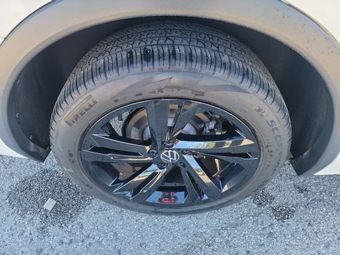 Used 2023 Volkswagen Tiguan SE R-Line image 11