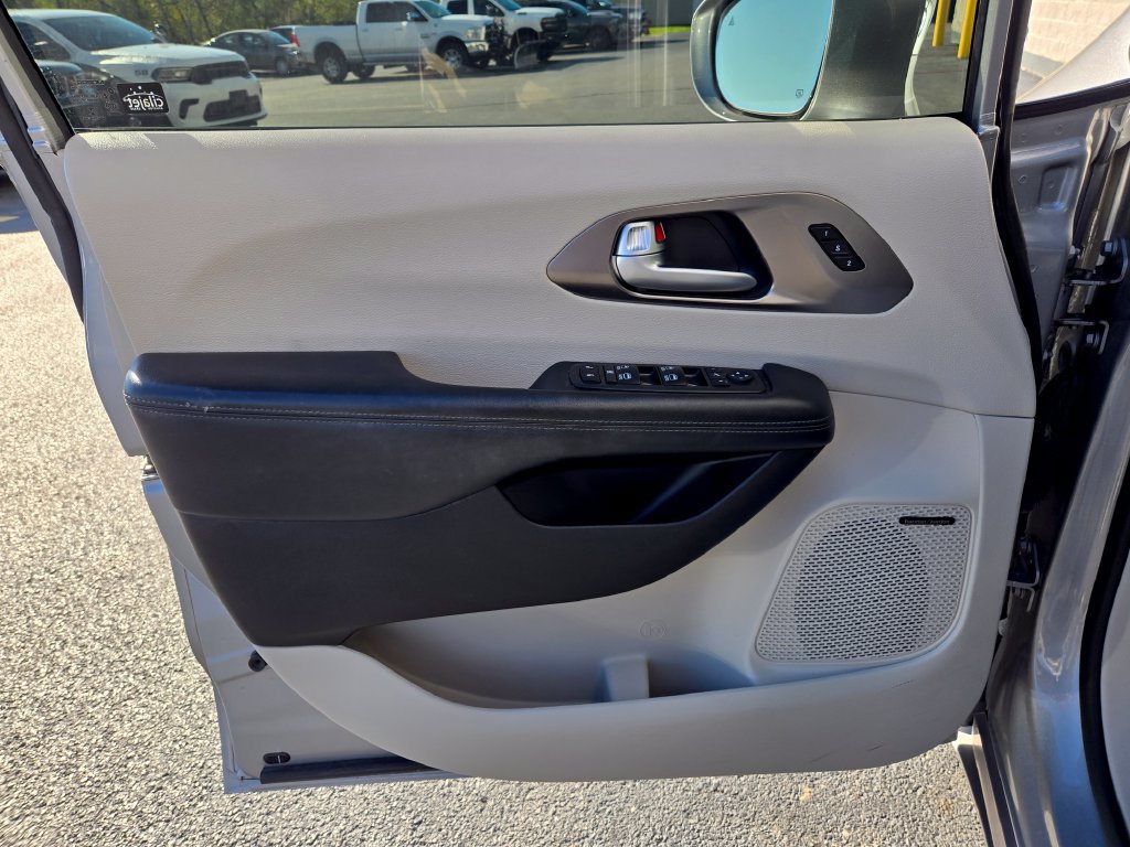 Used 2017 Chrysler Pacifica Limited FWD image 11