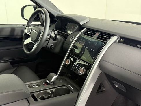 Certified 2025 Land Rover Discovery S AWD/4WD image 31
