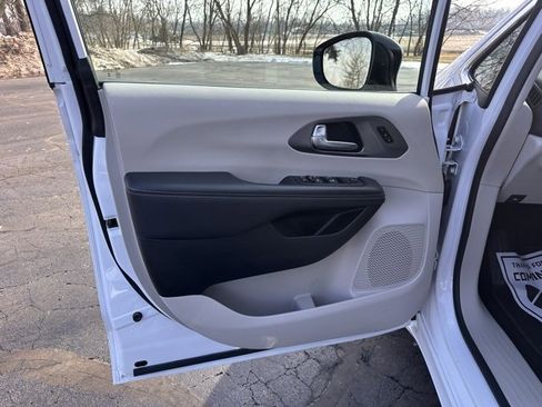 Used 2024 Chrysler Pacifica Touring-L image 14