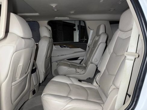 Used 2019 Cadillac Escalade Luxury AWD/4WD image 22