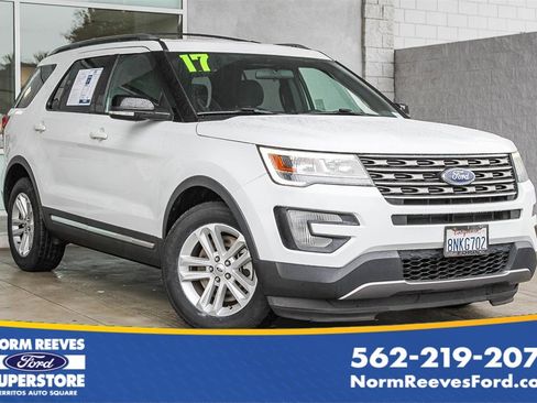 Used 2017 Ford Explorer XLT image 1