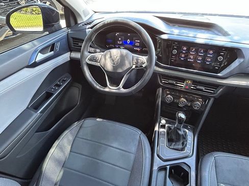 Used 2024 Volkswagen Taos SE w/ Panoramic Sunroof Package FWD image 9
