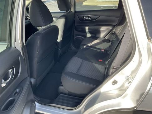 Used 2019 Nissan Rogue SV image 12