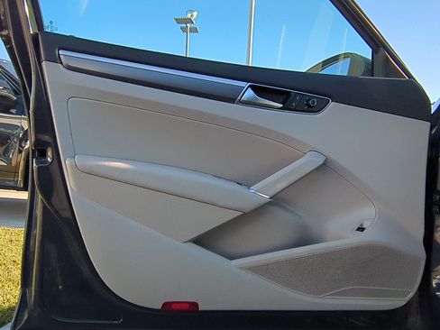 Used 2017 Volkswagen Passat 1.8T R-Line image 14