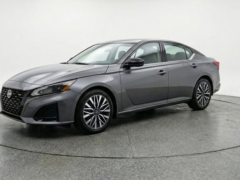 Used 2025 Nissan Altima 2.5 SV FWD image 3