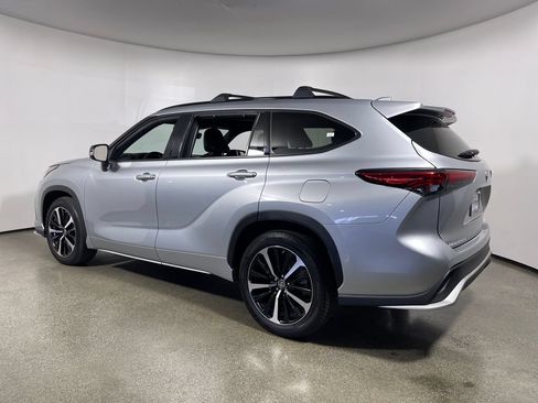 Used 2021 Toyota Highlander XSE FWD image 5