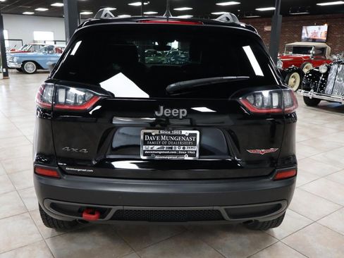 Used 2019 Jeep Cherokee Trailhawk image 4
