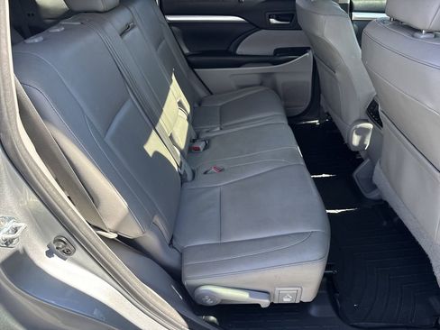 Used 2018 Toyota Highlander XLE image 15