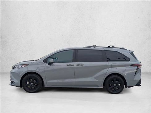 Used 2025 Toyota Sienna XLE Woodland Edition image 9