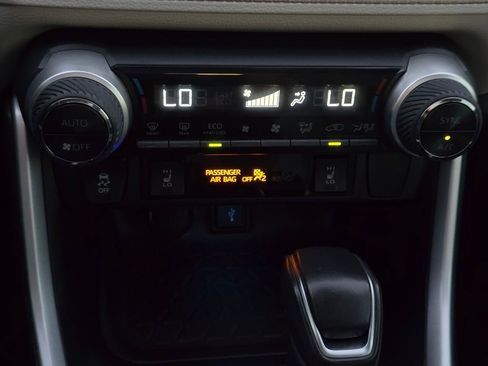 Used 2020 Toyota RAV4 Limited image 22