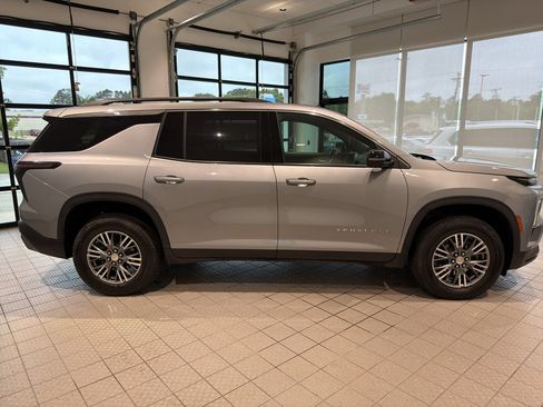 Used 2025 Chevrolet Traverse LT FWD image 6