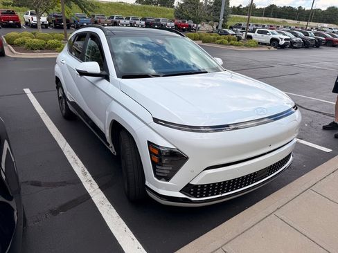 Used 2025 Hyundai Kona Limited FWD image 3