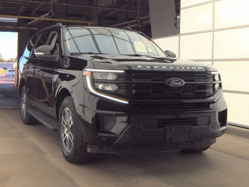 Used 2025 Ford Expedition Active AWD/4WD image 4