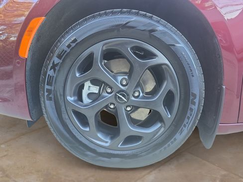 Certified 2022 Chrysler Pacifica Limited w/ Uconnect Theater Family Group image 24