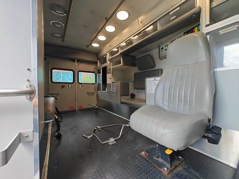 Used 2012 Ford E-450 and Econoline 450 Super Duty w/ Ambulance Prep Pkg image 13