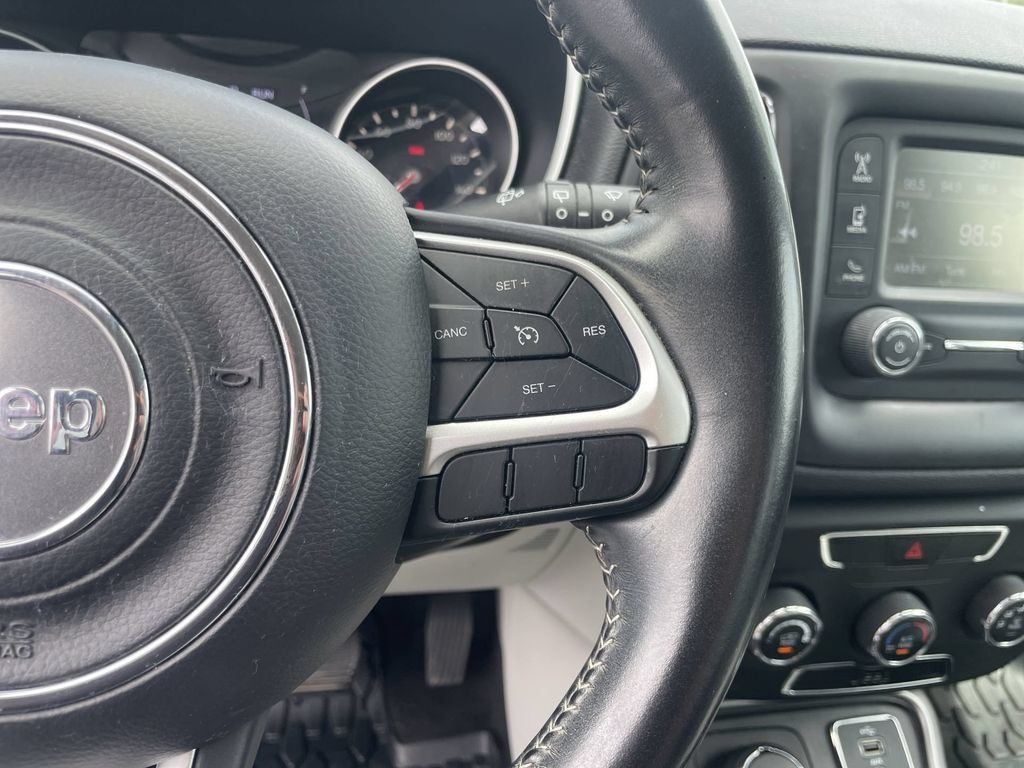 Used 2018 Jeep Compass Latitude AWD/4WD image 17