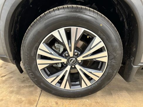 Used 2023 Nissan Rogue SV FWD image 9