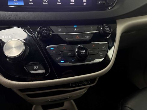 Used 2022 Chrysler Pacifica Touring-L FWD image 16
